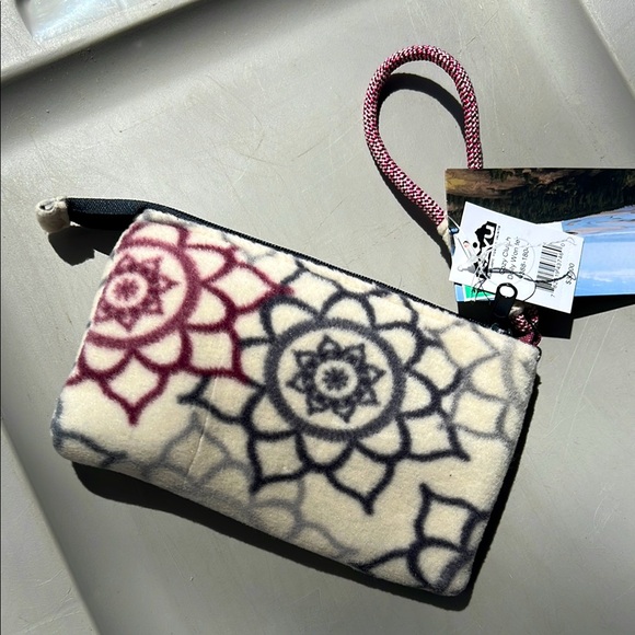 Kavu Cream and Black Floral Wristlet - Picture 1 of 4